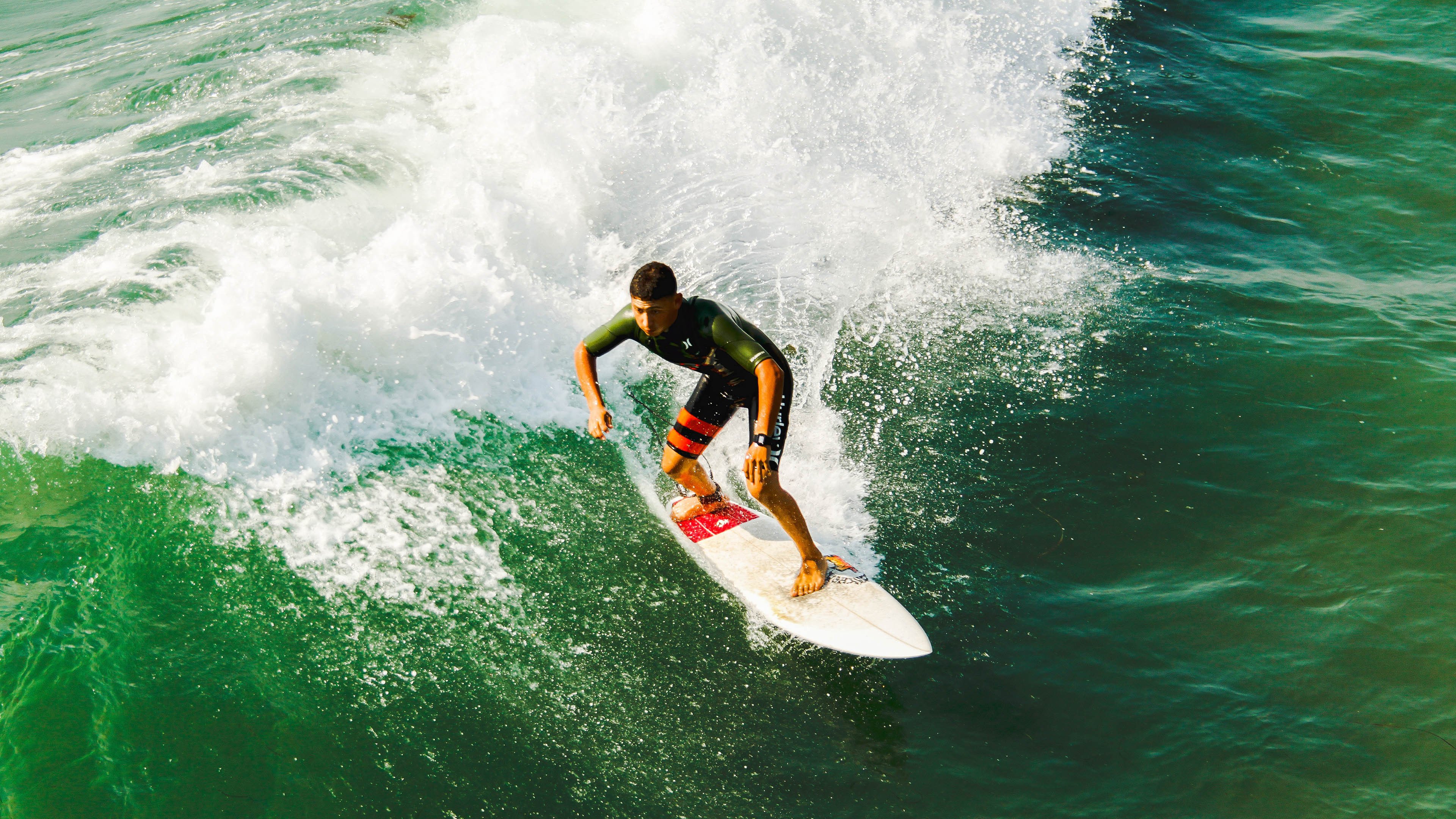 险胜引发热议！，阿扎伦卡在西班牙队比赛中锐不可当观众掌声雷动
