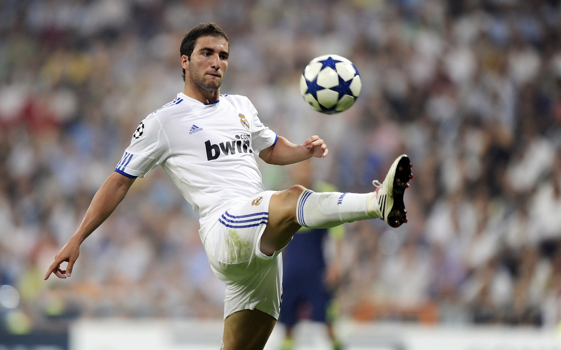 险胜引发热议！，阿扎伦卡在西班牙队比赛中锐不可当观众掌声雷动