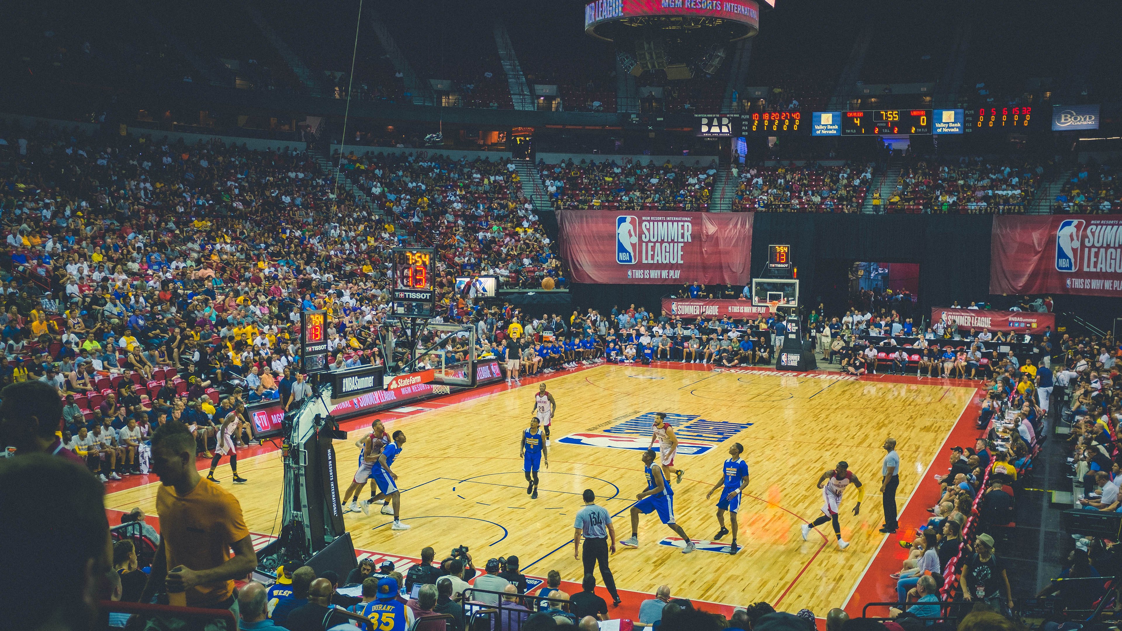 巴塞罗那观众热烈欢呼！，詹姆斯迎来二十赛季出色发挥引发球迷热议